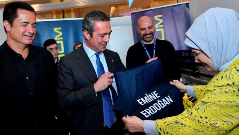 Ali Koç, Emine Erdoğan’a Fenerbahçe forması ikram etti