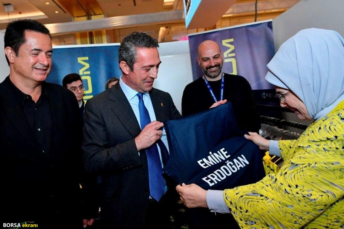 Ali Koç, Emine Erdoğan’a Fenerbahçe forması ikram etti