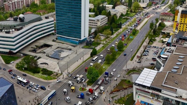 Bosna Hersek’te çalışma şartlarını protesto eden kamyon ve TIR sürücüleri Saraybosna’da geçit yaptı