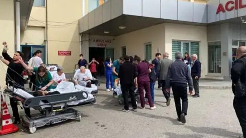 Hastanede çıkan yangın sağlık ekibinin ameliyatı tamamlamasını engelleyemedi