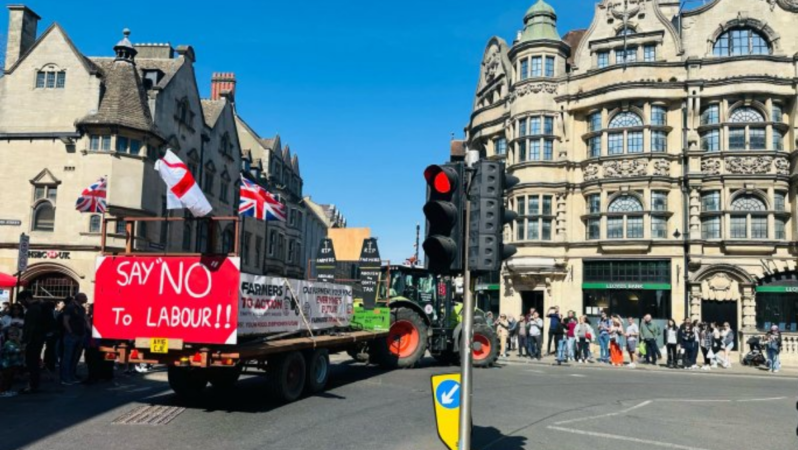 İngiltere’nin Oxford kentinde çiftçiler hükümeti protesto etmek için traktörlerle trafiği kilitlediler