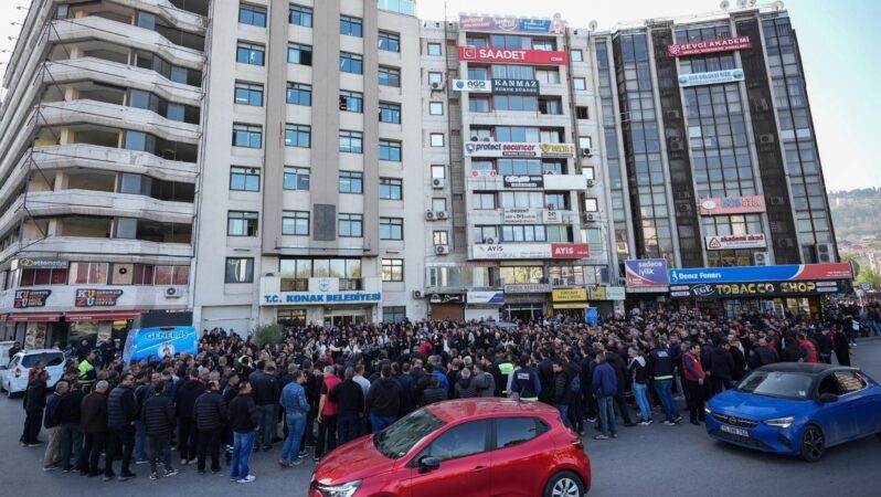 İzmir’de belediye çalışanları geç yatan maaşlar nedeniyle iş yavaşlattı