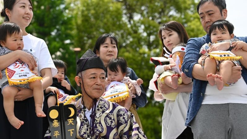 Japonya’da klâsik ‘Nakizumo’ şenliği: Bebeklerin ağlaması sıhhat getiriyor