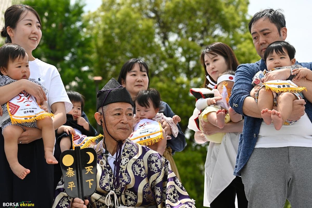 Japonya’da klâsik ‘Nakizumo’ şenliği: Bebeklerin ağlaması sıhhat getiriyor