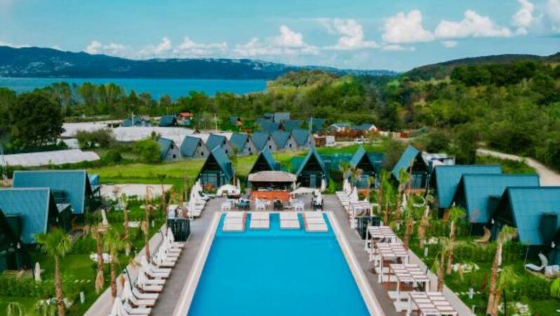 Sapanca’nın en ünlü ve lüks bungalov sitesi olan Ramada Resort Thermal Otel’deki 91 bungalov ruhsatsızlık sebebiyle mühürlendi