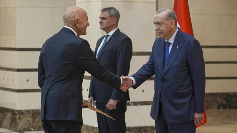 ABD’nin yeni Ankara Büyükelçisi Thomas Joseph Barrack, Cumhurbaşkanı Erdoğan’a inanç mektubunu sundu