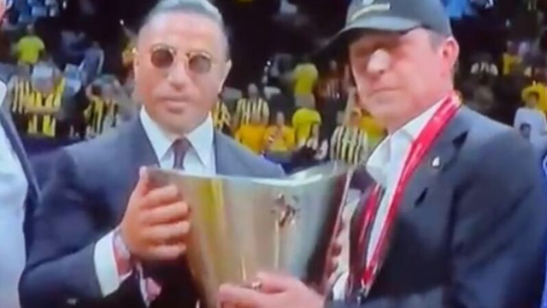 Arjantin’in Dünya Şampiyonluğu kupasını kaldıran Nusret bu sefer de Fenerbahçe Beko’nun şampiyonluk kupasını Ali Koç’la birlikte kaldırdı