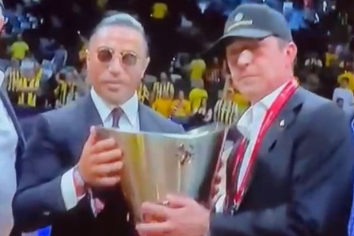 Arjantin’in Dünya Şampiyonluğu kupasını kaldıran Nusret bu sefer de Fenerbahçe Beko’nun şampiyonluk kupasını Ali Koç’la birlikte kaldırdı