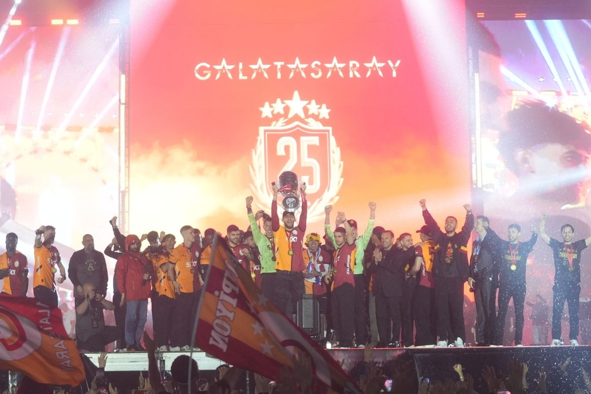 Galatasaray şampiyonluk kupasını aldı, Yenikapı’daki kutlamalarda unutulmaz anlar