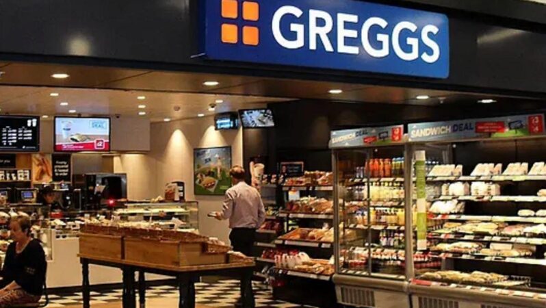 İngiltere’nin ünlü mağaza zinciri Greggs’ten artan hırsızlığa tedbir: Self-servis kalktı, buzdolaplarına kilit ve güvenlik geldi