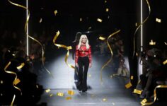 Kırmızı halıda alkışlandığı vakit da oldu, uyuşturucu batağına düştüğü de, modanın prensesi Donatella Versace bugün 70’nci yaşını kutluyor