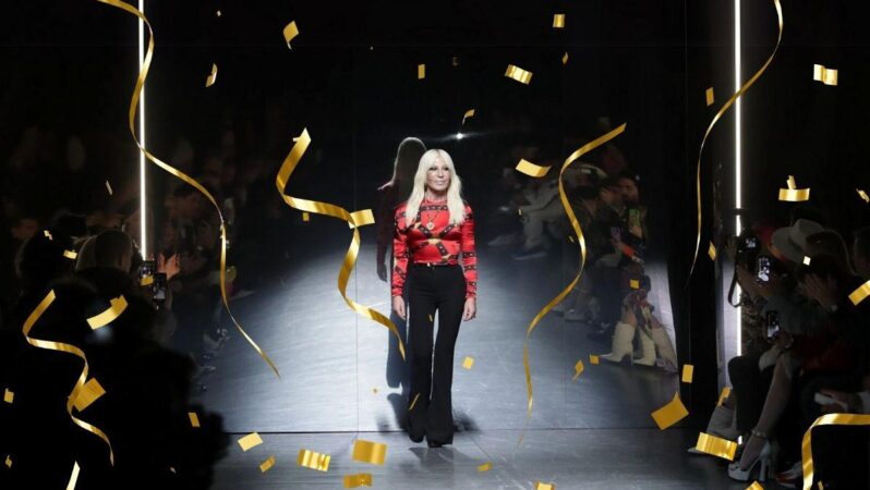 Kırmızı halıda alkışlandığı vakit da oldu, uyuşturucu batağına düştüğü de, modanın prensesi Donatella Versace bugün 70’nci yaşını kutluyor