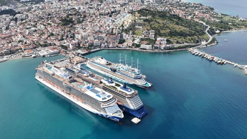 Kuşadası’na 4 kruvaziyerle 8 bin 608 turist geldi
