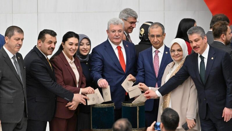 TBMM’de Yargıçlar ve Savcılar Konseyi’nin 5 yeni üyesi, çoğunluk oyunu alamayınca kurayla belirlendi