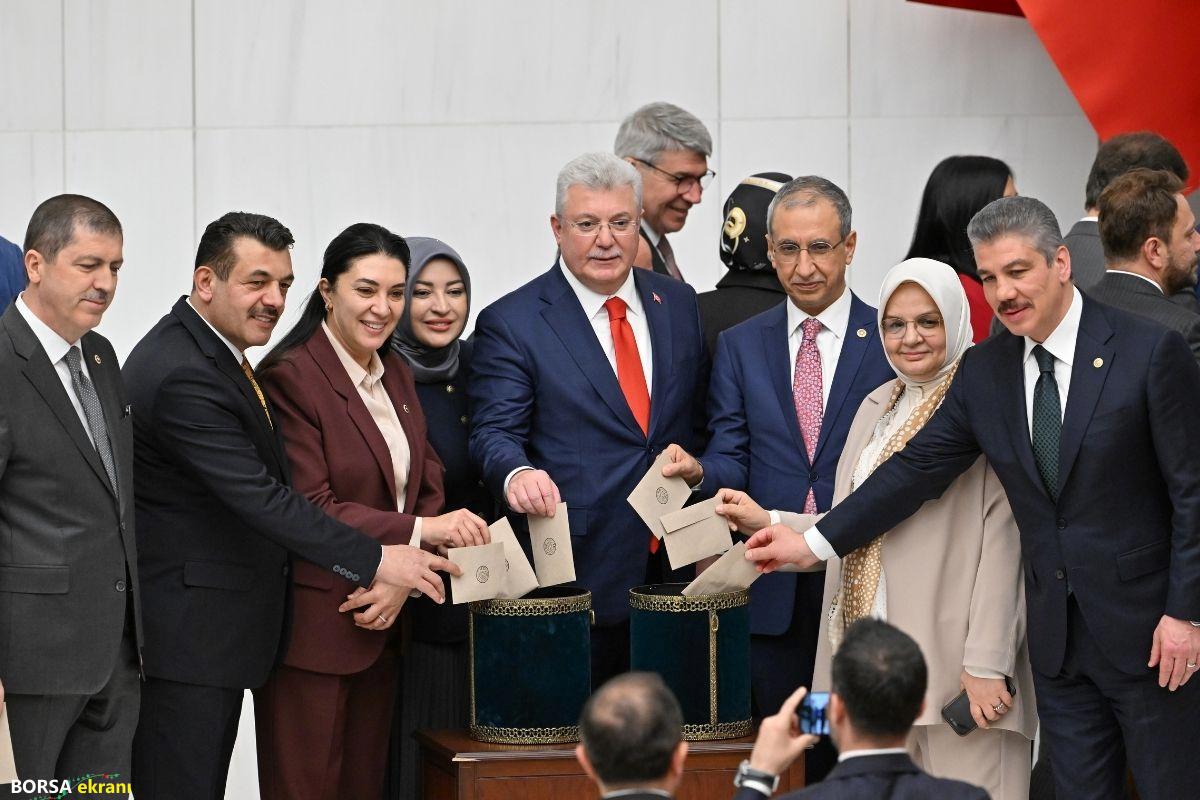 TBMM’de Yargıçlar ve Savcılar Konseyi’nin 5 yeni üyesi, çoğunluk oyunu alamayınca kurayla belirlendi