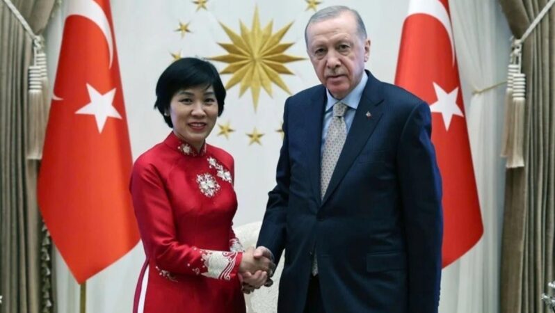 Vietnam Türkiye Büyükelçisi, 1 Mayıs’ta Cumhurbaşkanı Erdoğan’a itimat mektubu sundu ve gelişen ticaret bağlara dikkat çekerek Vietnam’a davet etti