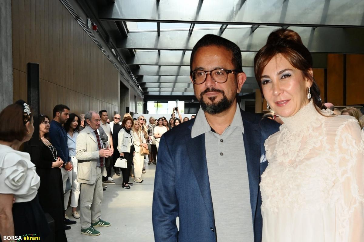 Vuslat Doğan Sabancı yeni standını Troya müzesinde açarken eşi Ali Sabancı Etiler’de yeni aldığı bekar meskeninin tadilatı ile uğraşıyordu