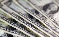 Tarife belirsizliği doların hareket alanını sınırlıyor