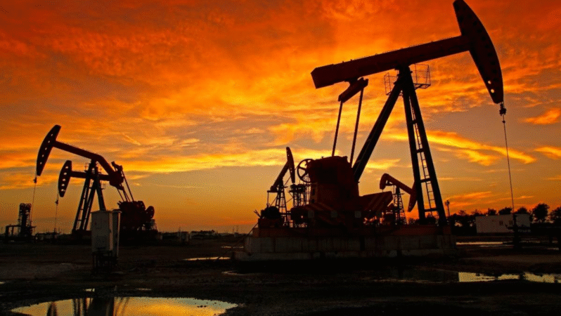 OPEC+ üretimi hızla artırıyor