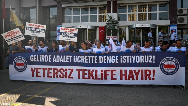 Eylemlerine devam eden memurlar yarın gelecek kritik zam teklifini bekliyor!  İş bırakmaya işaret ettiler