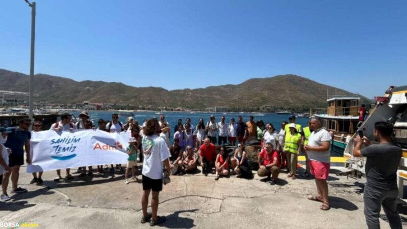 Marmaris’te çevre gönülleri topladıkları çöpleri satıp çöp torbası alıyor