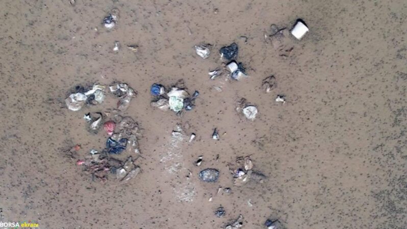 Sular çekildi, atıklar ortaya çıktı