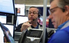 Yapay zekamızın yeni hisse listesi yarın çıkıyor! Şimdi InvestingPro abonesi olun