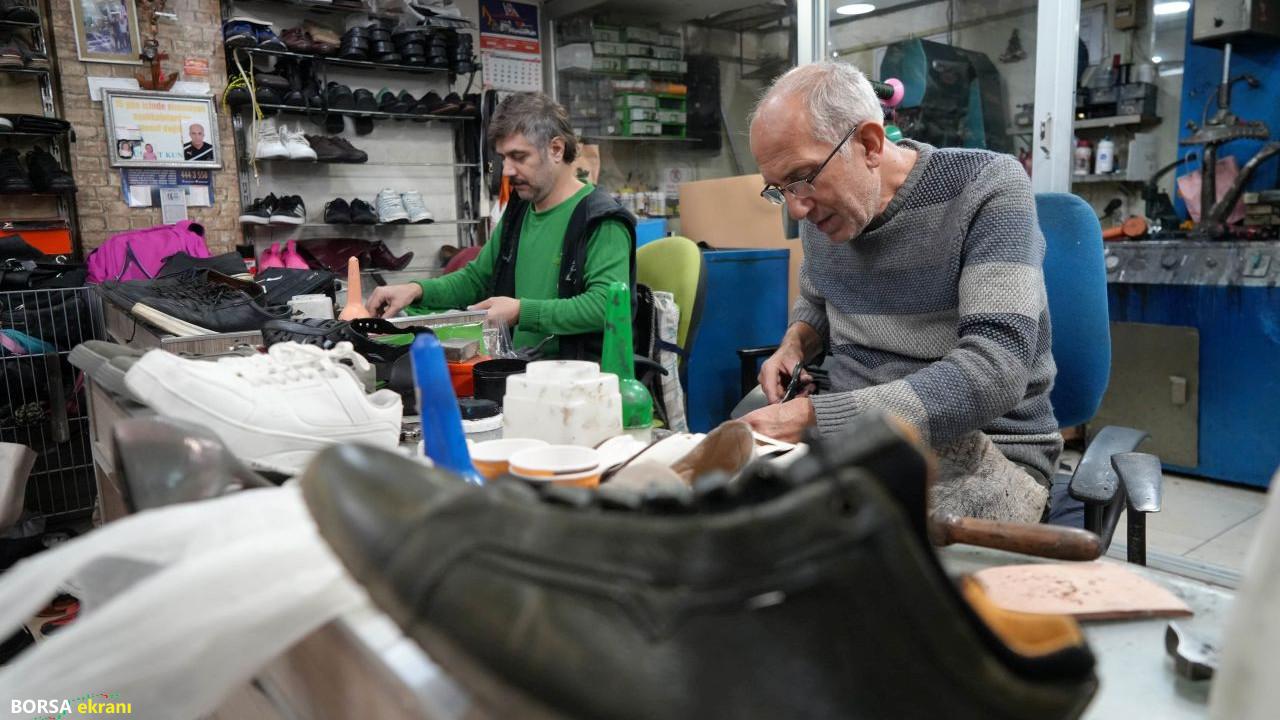 Yağışların artmasıyla vatandaş ayakkabı tamirine yöneldi!