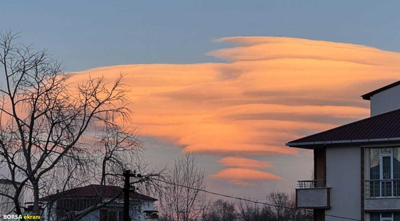 Nadir doğa olayı: Gökyüzünde mercek bulutu mesaisi