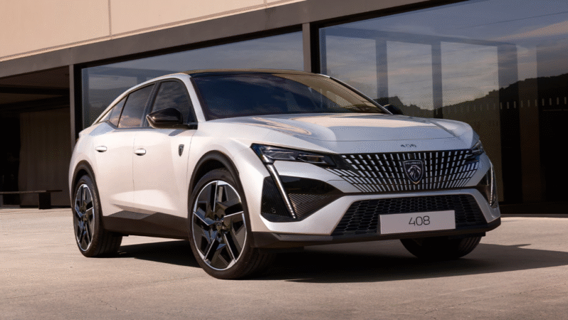Peugeot 408 Yenilendi: Elektrikli ve Hibrit Seçeneklerle Sahneye Çıktı