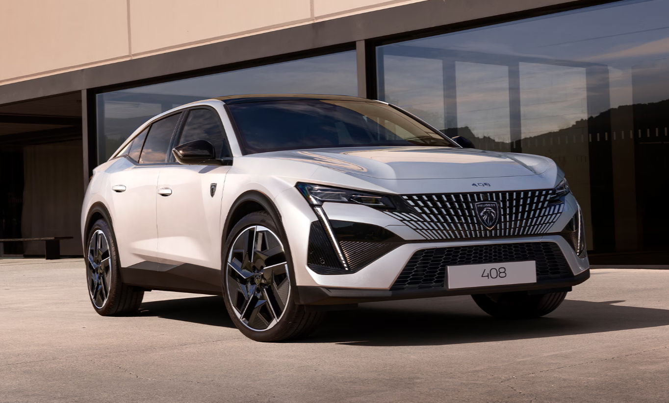 Peugeot 408 Yenilendi: Elektrikli ve Hibrit Seçeneklerle Sahneye Çıktı