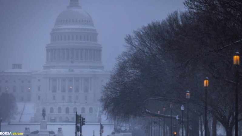 ABD kar altında: 10 bin uçuş iptal, 17 eyalette acil durum