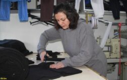 Atık kumaştan 20 dakikada üretip satıyor: Seri üretim yapıyor, hızlı bitiyor!