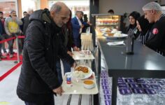 Her gün 1000 kişiye 55 TL’ye 4 çeşit yemek