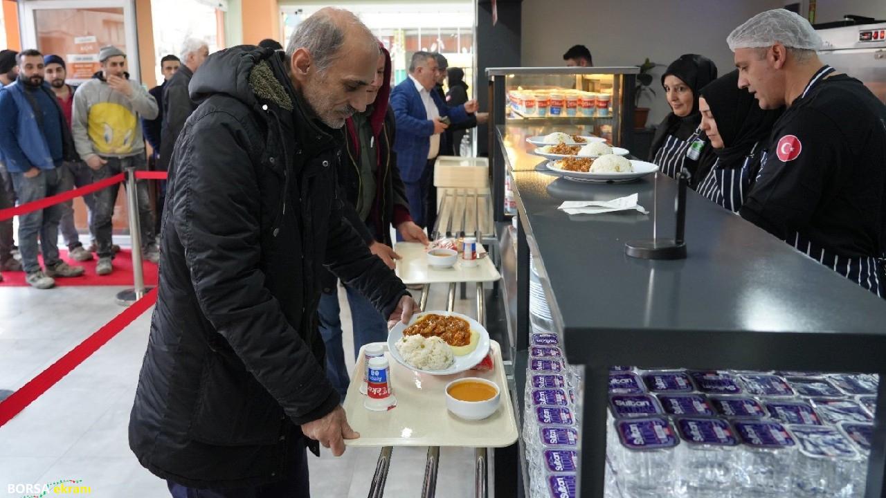 Her gün 1000 kişiye 55 TL’ye 4 çeşit yemek