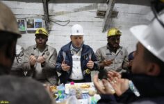 Bakan Bayraktar madencilerle iftar yaptı