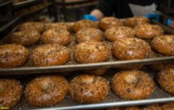 Sabahları önünde kuyruk oluyordu, tüm şubelerini bir gecede kapattı