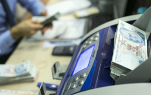 Elektrik kesintisi İspanya’da hayatı felç etti, bağlantı için transistörlü radyo kullanıldı