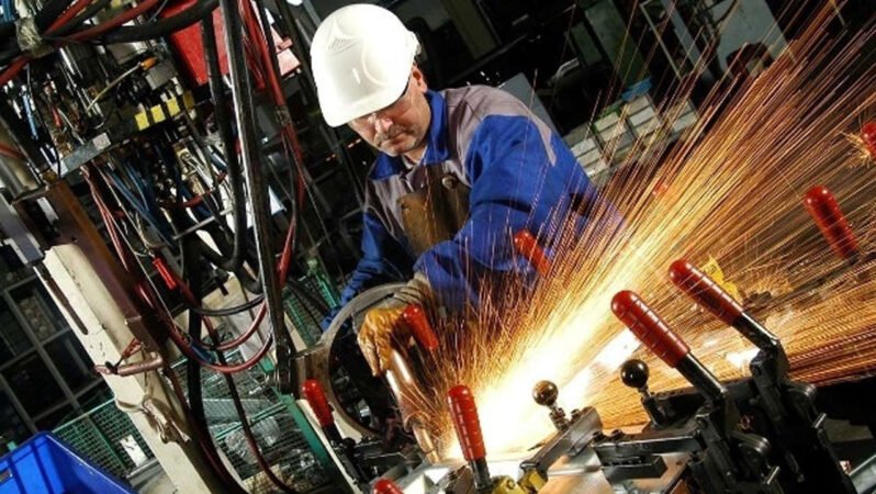 İmalat PMI Yükseldi, Talep Zayıf Kaldı