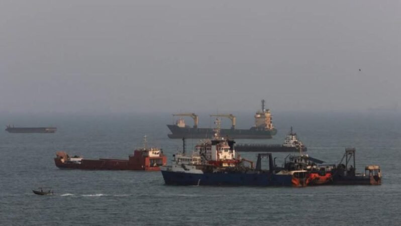 Hürmüz Boğazı’nda Süper Tanker Mayına Çarparak Patladı
